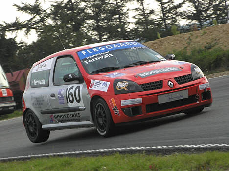 Jesper Ternvalt gav alt hvad han havde i sig og Clio Cup raceren på Ring Djursland - det gav gode resultater.